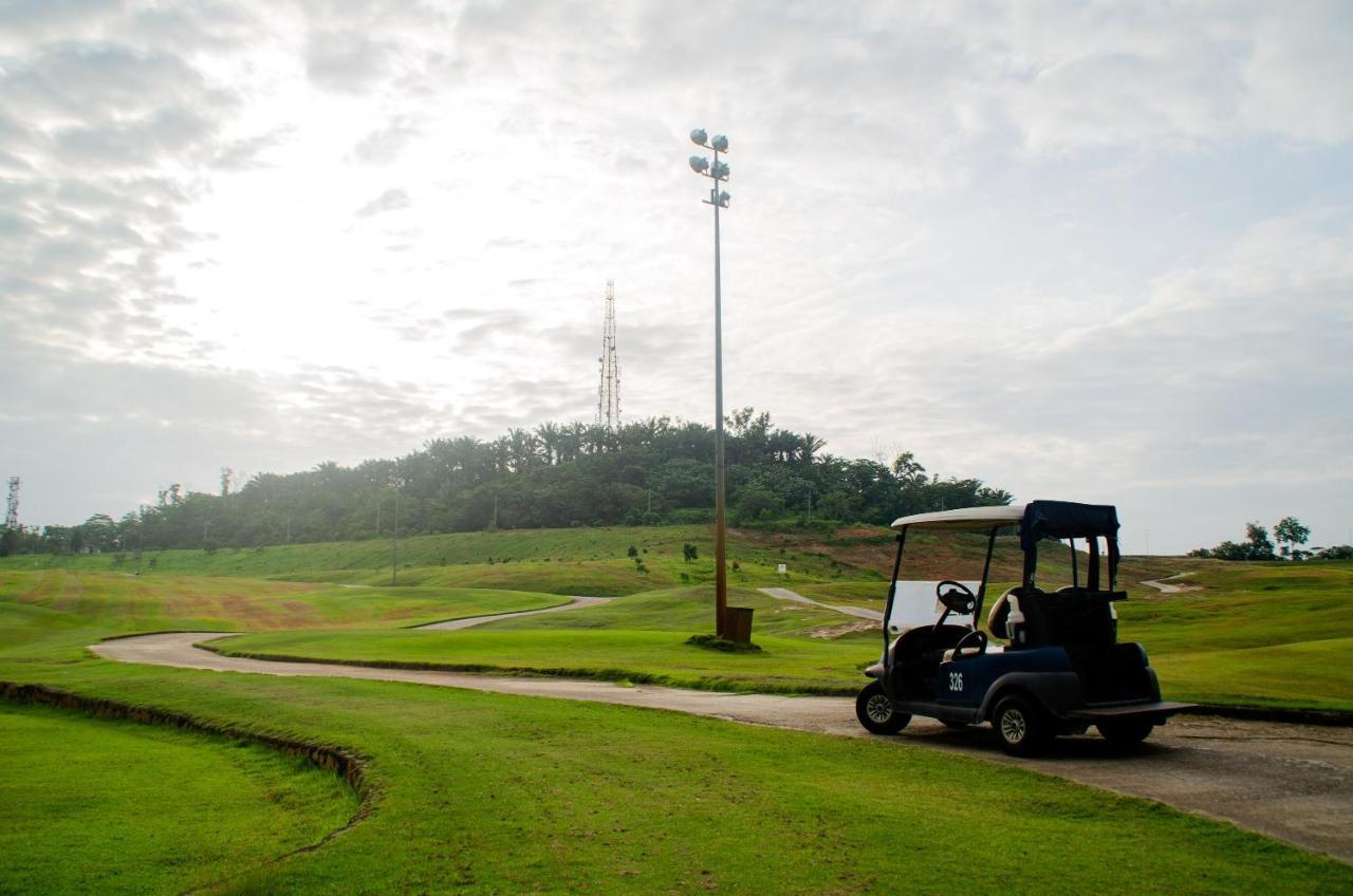 Bangi Resort Hotel Bandar Baru Bangi Exterior foto Golf cart at the 2007 PGA Championship
